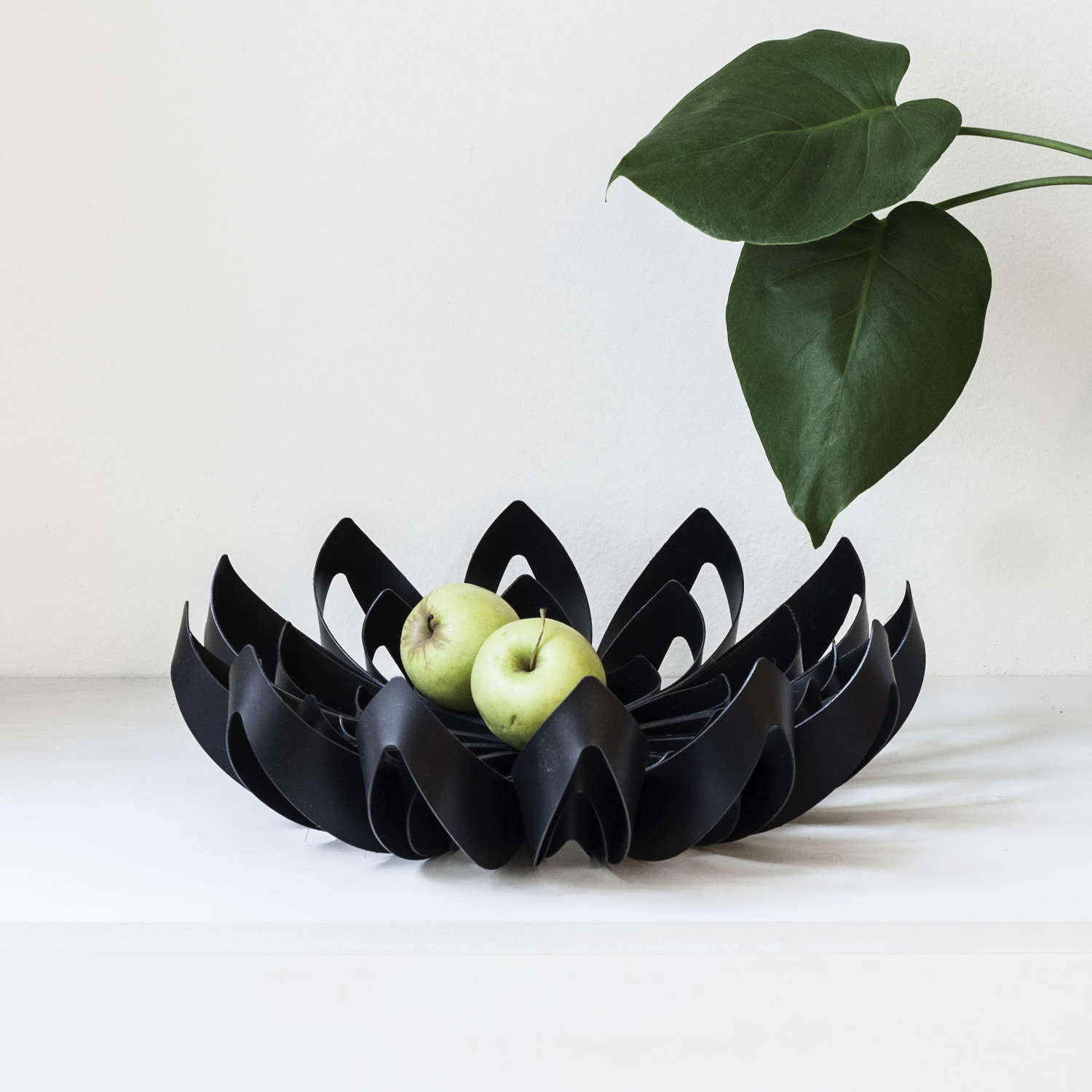Black petal shape fruit bowl
