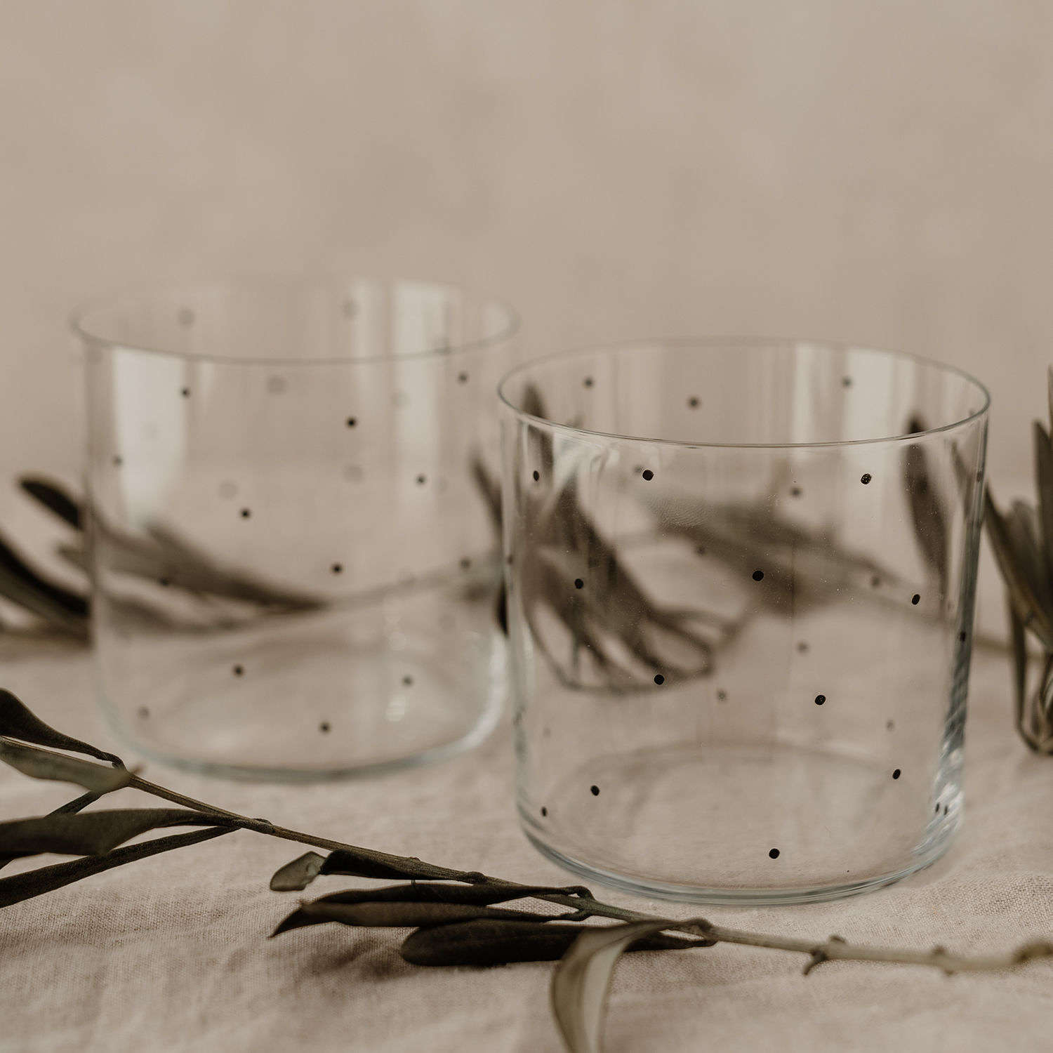 Black dot design drinking glasses - set of 2