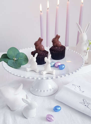 Pearl white cake stand